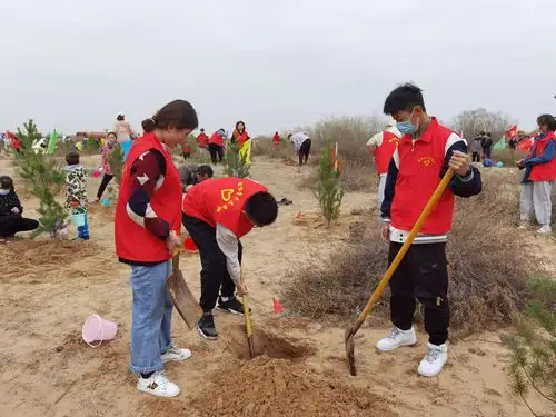 建党百年展芳华美丽榆林我先行榆林职院志愿者参加2021年义务植树活动