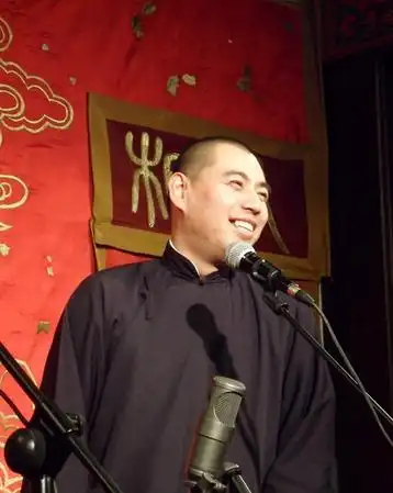 9韩鹤晓郭德纲"鹤"字科弟子,2009年随"鹤"字科第一批拜师,2014年退出