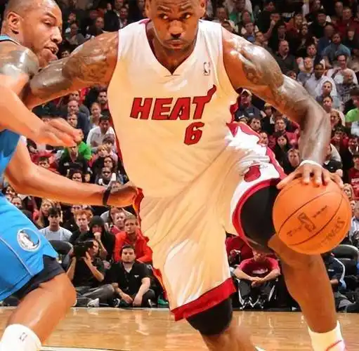 詹姆斯的身材肌确实不够饱满,这是为什么呢?_腹肌_肌肉_投篮