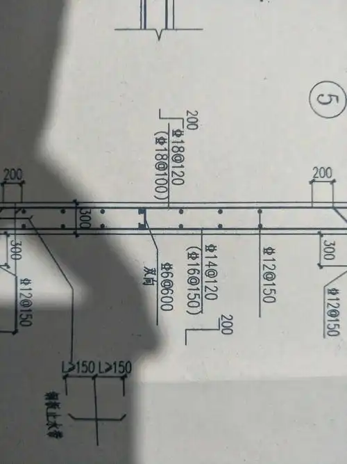 剪力墙坚向钢筋有两个标注c18120c18100是什么意思