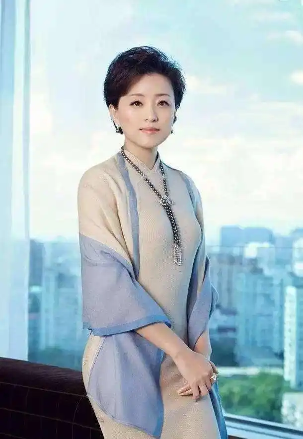 杨澜52岁还穿粉色公主裙,短发烫微卷灵动优雅,一般阿姨学不来