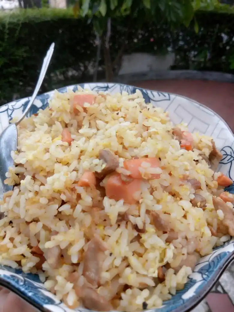 肉丝香肠蛋炒饭 一礼拜一次的炒饭加一大碗莲藕汤 孩子说好吃到流泪