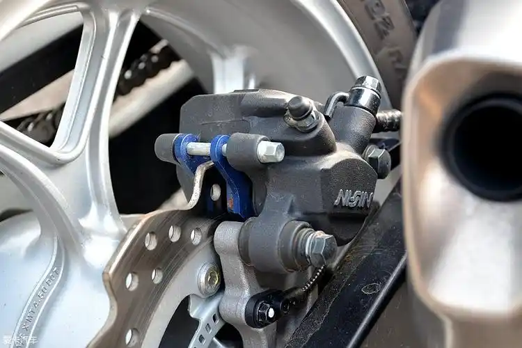 日清出品的前单向双活塞卡钳与后单活塞卡钳有着很高的出镜率,这套