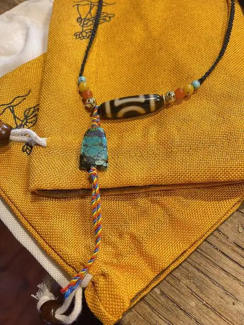 挑了一颗合眼缘的天珠搭配衣服