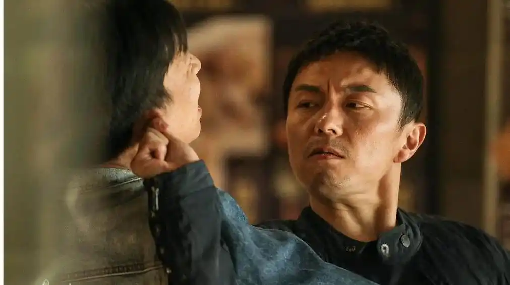 谢苗是中国最能打的动作影星之一,曾与巅峰李连杰合作武打动作电影,风