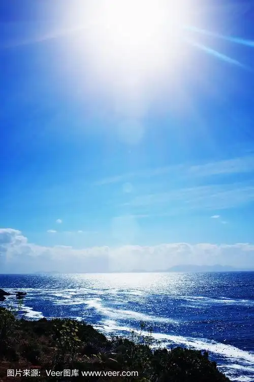 明亮的正午太阳照耀着波光粼粼的海面