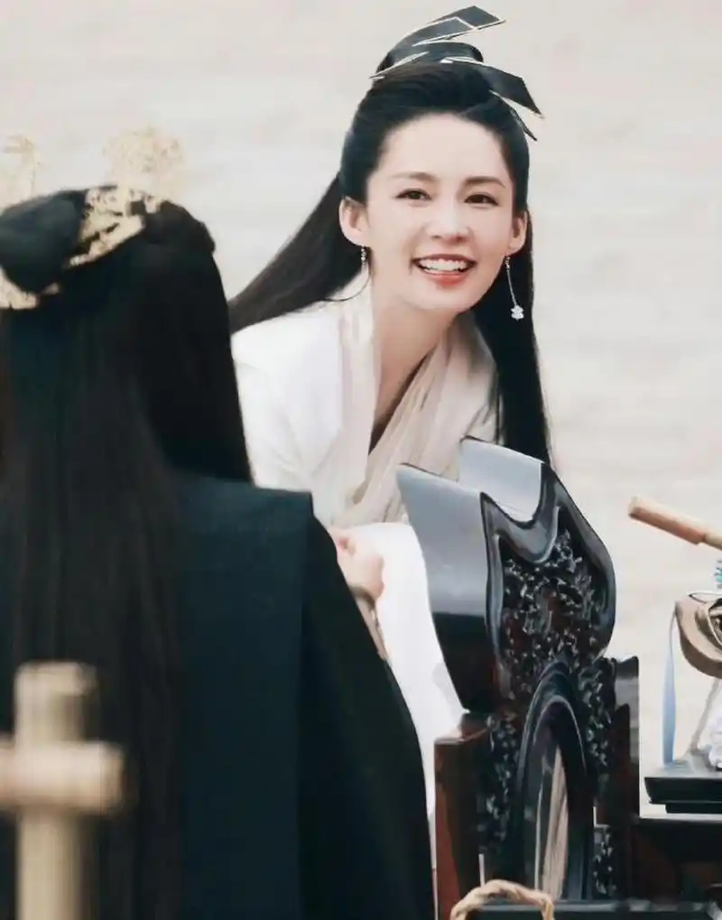 李沁  笑起来牙齿真白,笑容也很甜.