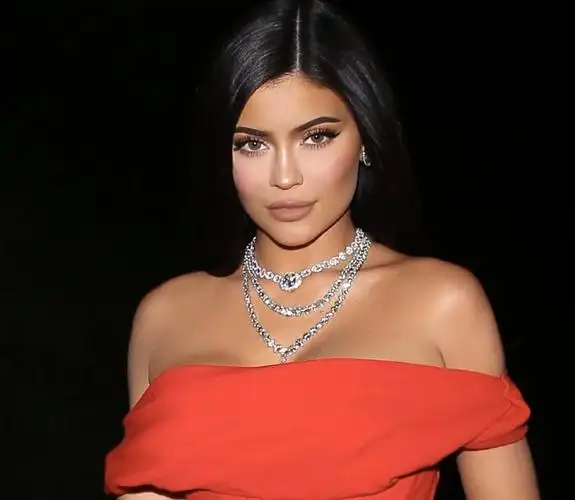 凯莉詹娜出席晚宴,穿红色礼服配百万钻石珠宝,网友:像芭比娃娃