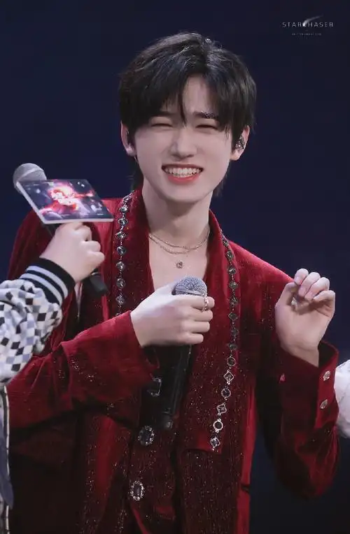 宋亚轩为你我受冷风吹舞台饭拍##宋亚轩红丝绒西装舞台饭拍