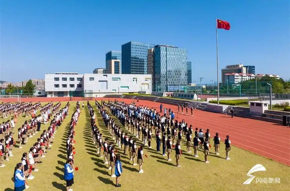 欣逢盛世,当不负盛世……"国旗下宣讲环节,来自望海园中学的学生代表