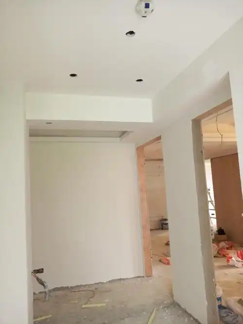 华侨城刘女士的新居刮腻子施工过程中.