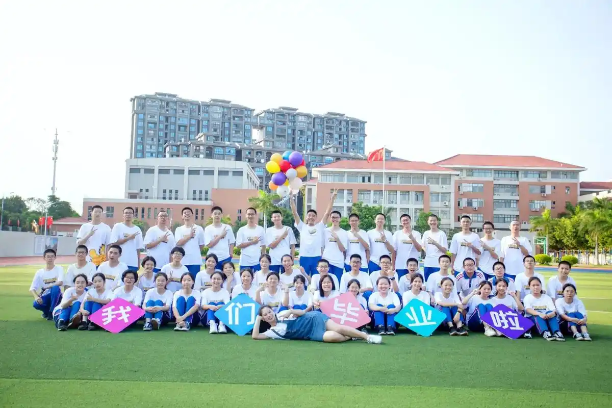 老师喊我们一起拍毕业照啦初中毕业照