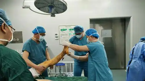 骨科第一台下肢手术,术前手术野的消毒,为患者术前积极做着准备,每个