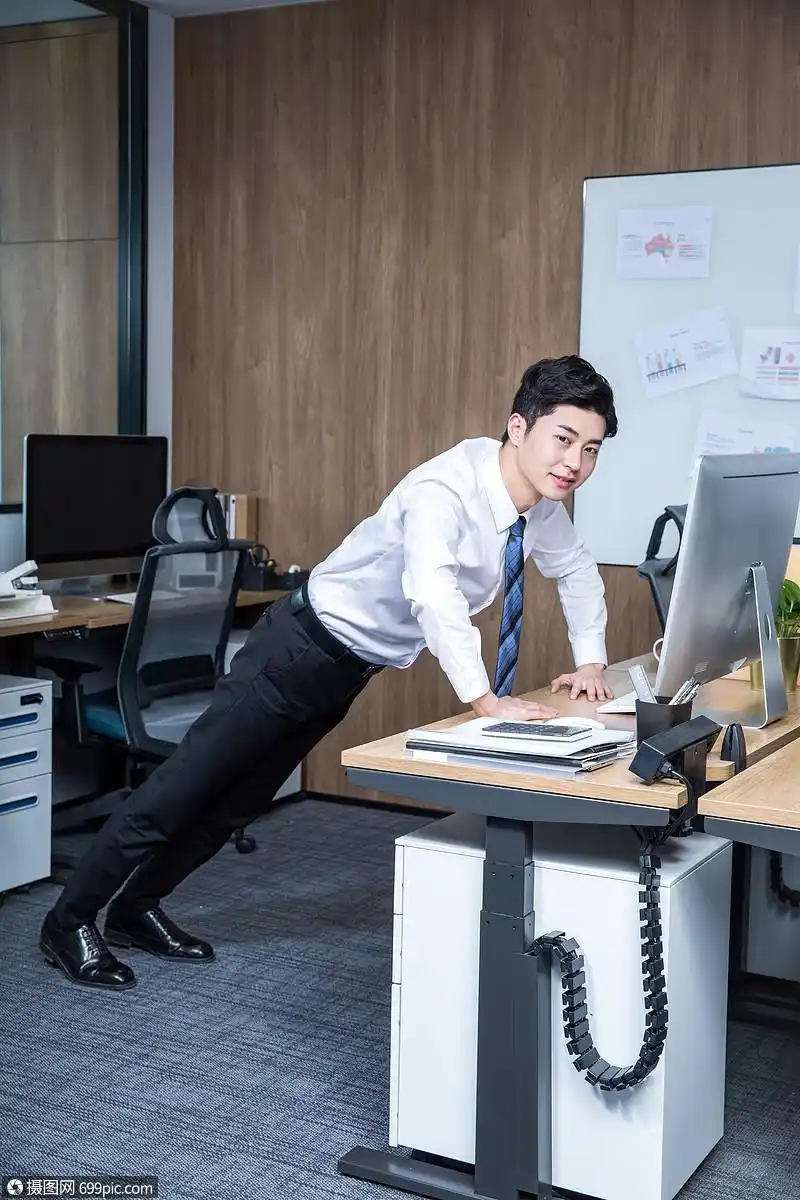 男性办公室锻炼俯卧撑活动模特