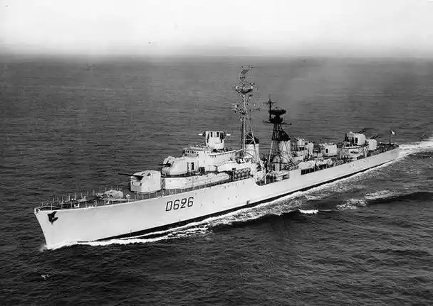 127毫米舰炮,也就是经典的5英寸舰炮.