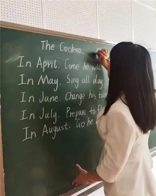 小黑板拓出大天地香山小学教师写板书的样子真美