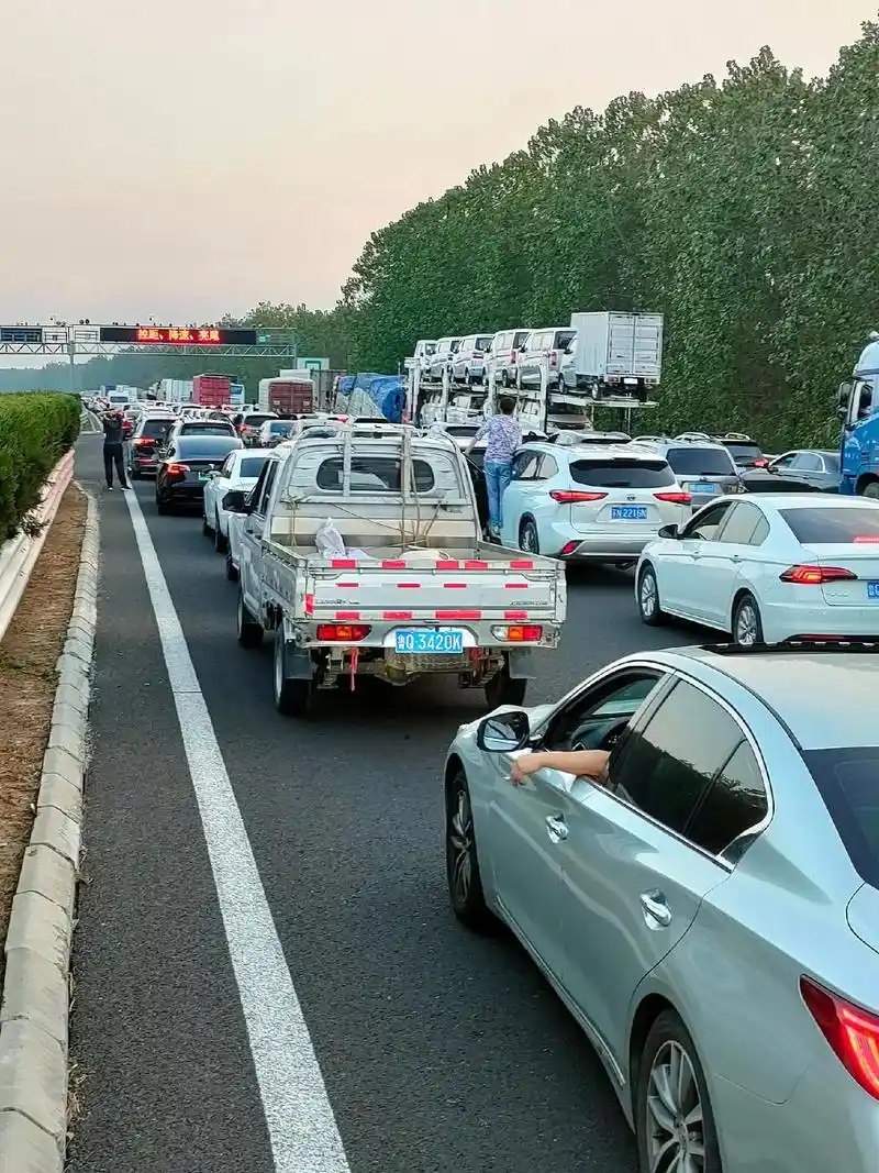 假期第五天,回老家.在我即将下高速的地方堵车了,我去年买了个 - 抖音