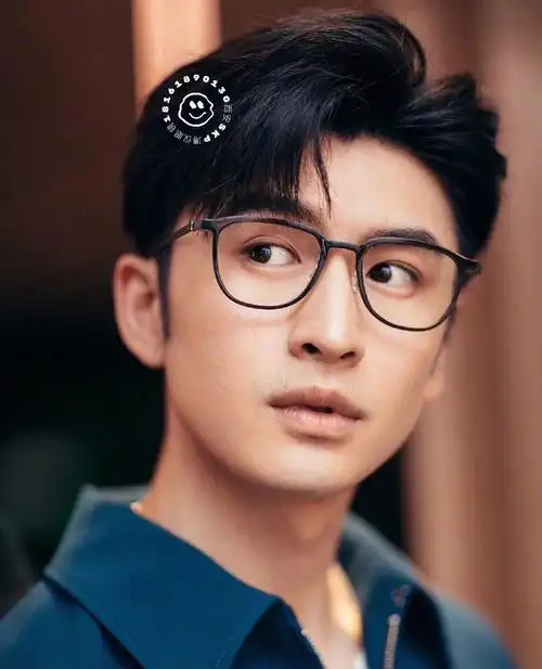 今天跟大家分享的是#张云龙 ,上脸佩戴的#林德伯格  牛角系列,来自