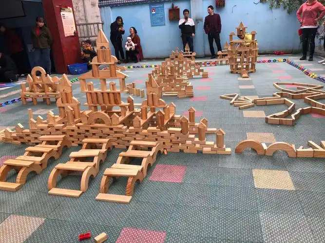 大班宝贝们很聪明,不负家长和老师的期望,终于把我们的积木搭好了