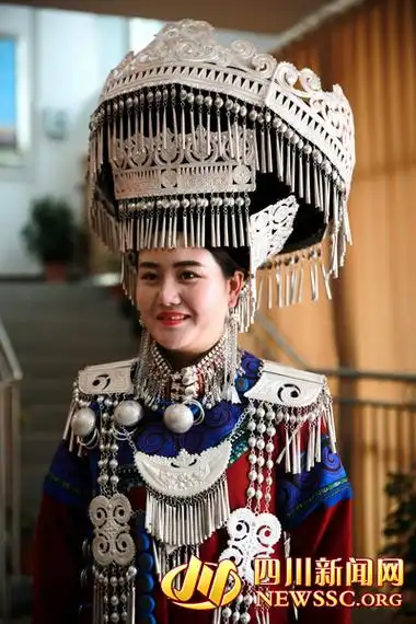 【脱贫攻坚在凉山】互联网 非遗 布拖63岁银饰非遗传承人开起了网店