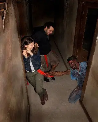 在美国,参观恐怖鬼屋越来越受欢迎,已发展为年产值3亿美元的旅游产业.