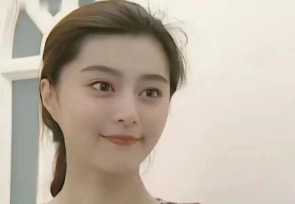 发现很多当红顶流女明星都没有耳垂,而且耳朵形状都很相似,范冰冰