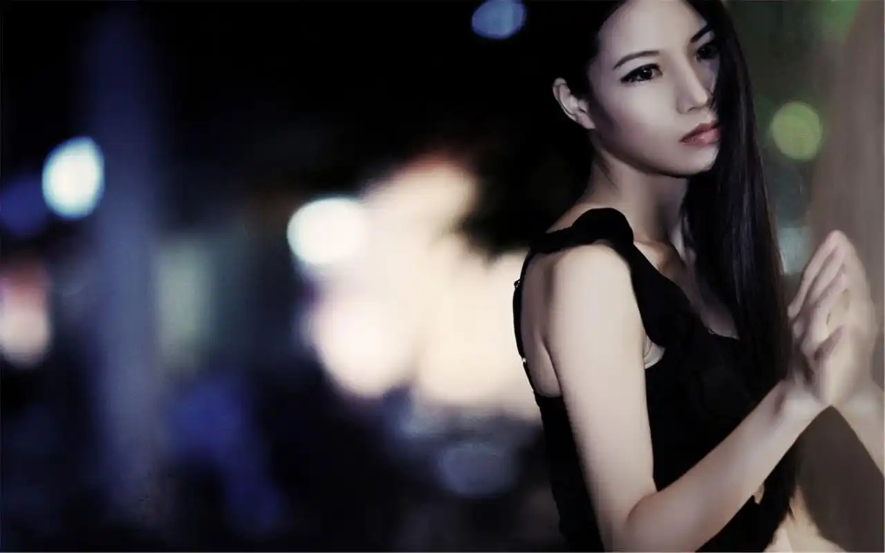 繁华都市唯美夜景伤感美女写真桌面壁纸