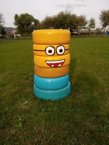 在活动中,老师们对废旧轮胎首先进行大胆想象,精心设计