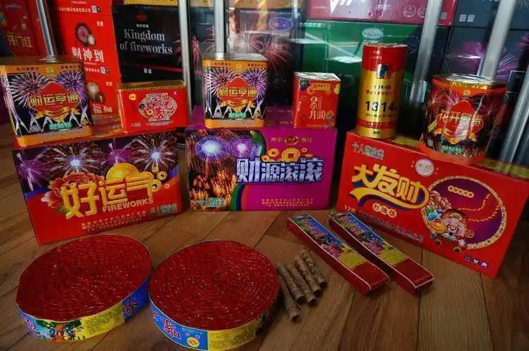 1个闪光雷  36发      1个大发财12米红地毯炮1个盛唐烟花 25