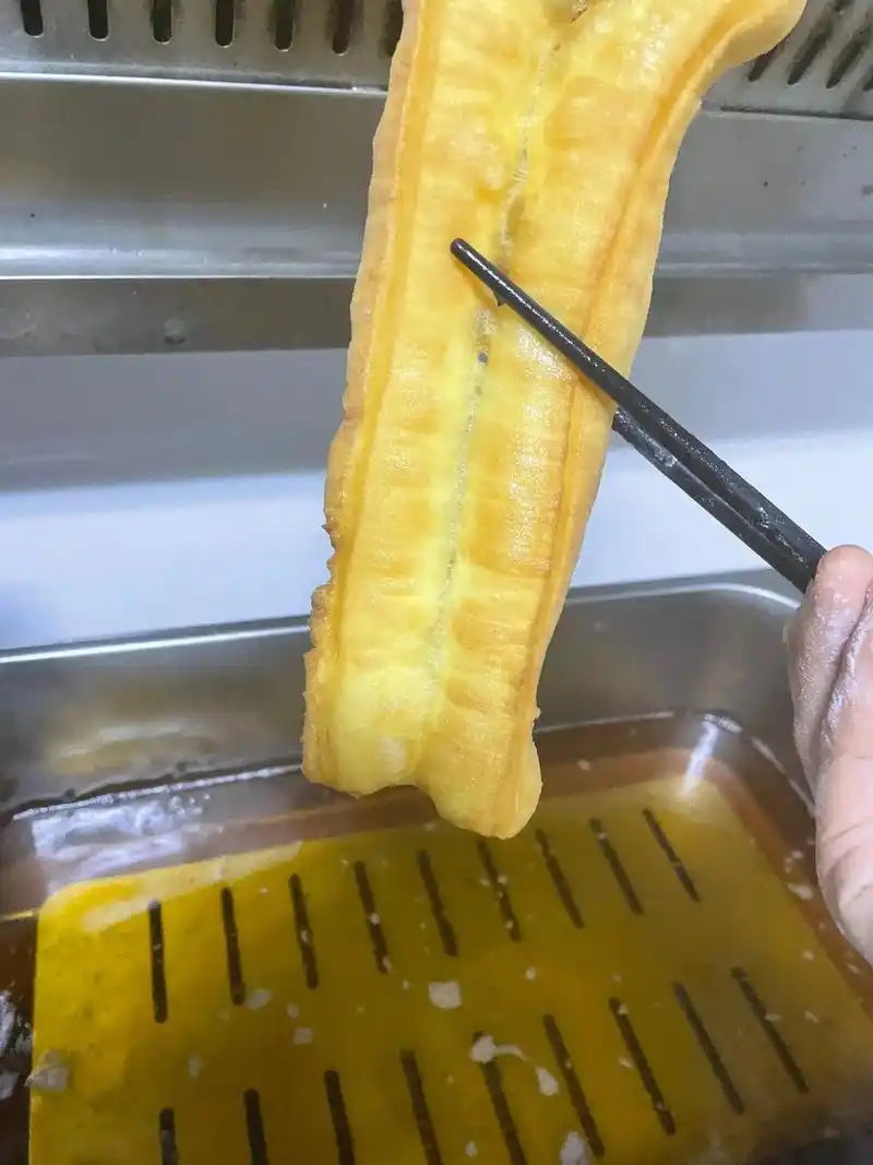 疫情期间在家做脆皮大油条加油自己#纯手工制作美食 #香酥大油 - 抖音