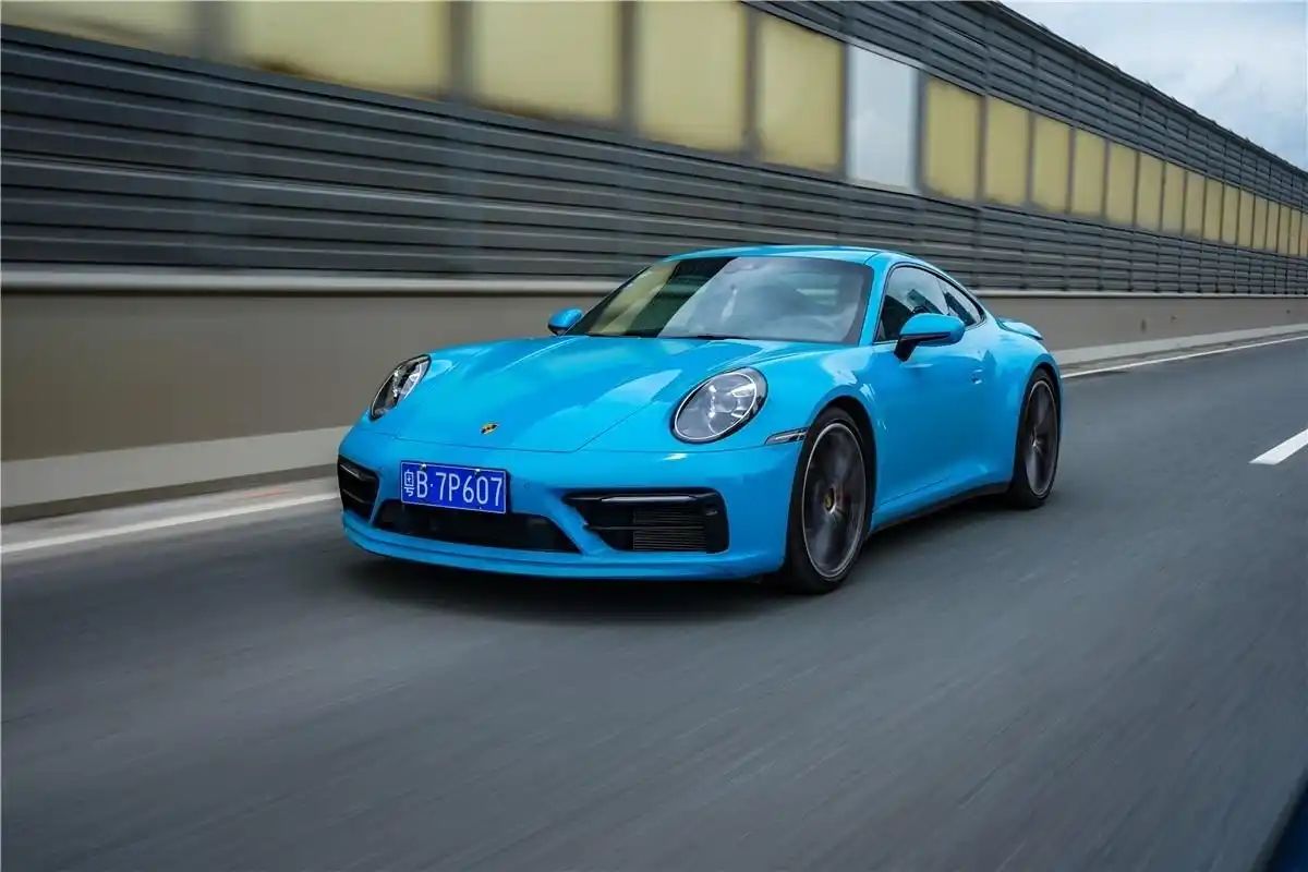 试驾保时捷911carrera4s冷酷无情的速度机器