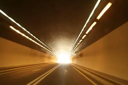 隧道尽头的灯光照片