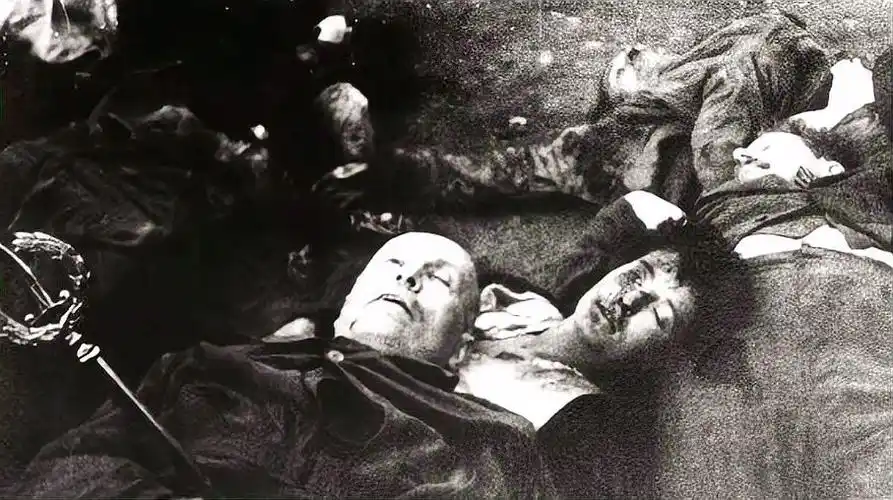 b>墨索里尼 /b>和 b>情人 /b>贝塔西一同被枪决,愤怒的群众.