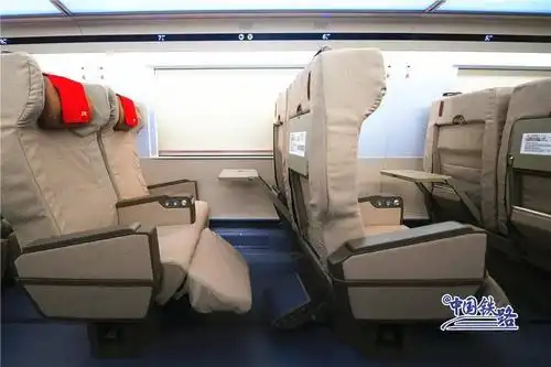 座位把手增设座位号座椅靠背增加usb充电口方便旅客手机充电小桌板