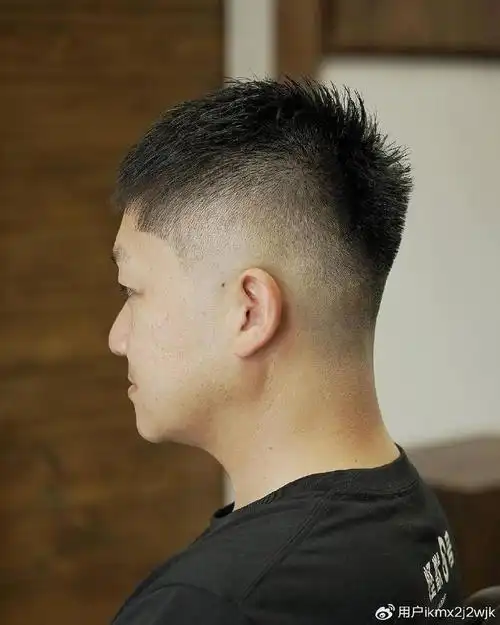 适用人群周边铲短发型可以搭配多种不同的顶部造型,如背头,短发碎发等