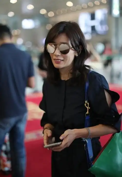 哪有46岁的老少女在机场拍到贾静雯的素颜脸松垮皮肤焉瘪