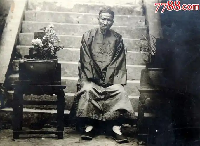 老照片收藏2002民国云南富贵之家长袍马褂小脚华服祖宗像2件套带板