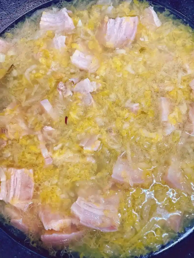 东北菜五花肉炖酸菜6015简单好吃,嘎嘎香 在东北一到秋冬,这道