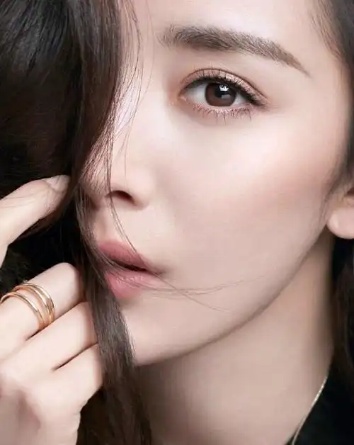 杨幂最新图片:雅诗兰黛亚太区代言人杨幂图片