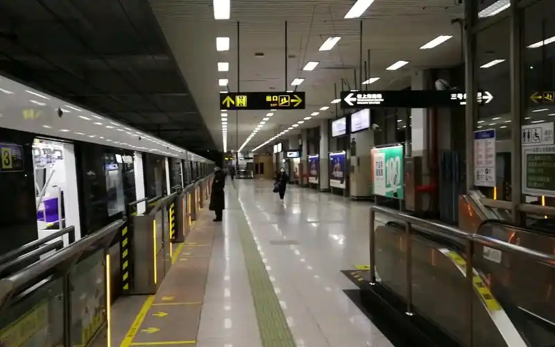 上海地铁3号线 虹口足球场-东宝兴路 运行与报站(上海南站方向)_哔哩