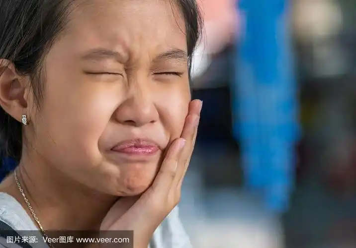 年轻的女孩带着痛苦的表情