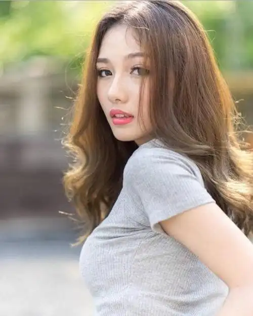 95后护士因美貌走红 三围36c-24-36吸粉丝