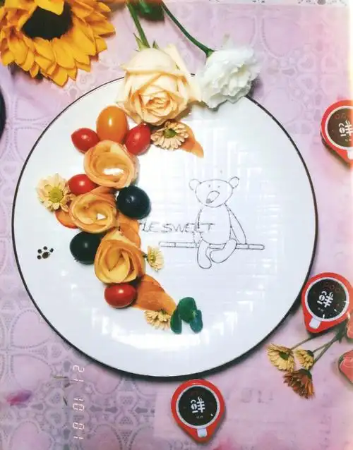 想吃碳水,那么颜值巅峰的水果沙拉会抑制你的食欲,因为水果带有糖分