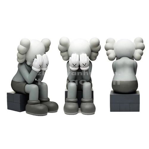 mand kaws originalfake 海港城坐款潮玩公仔玩偶摆件模型 现货