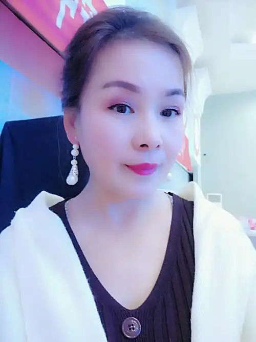 娇艳欲滴,穿什么都好看,可我觉得,旗袍只有中年女人才穿得出那份美