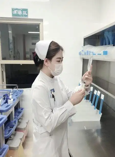 呼吸内科二病区护士张怡楠在为肌肉注射的患者配药