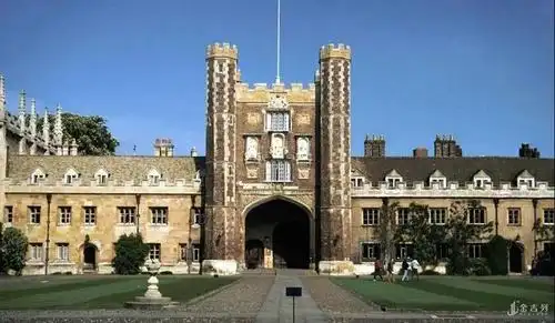 全球首个宣布下一整学年计划的院校