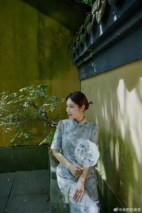 总要做一回书里的国风少女92  穿旗袍拍照不知道怎么摆动作,大家