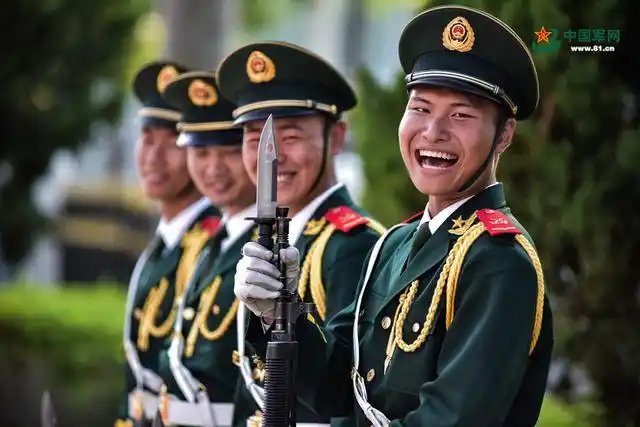 军人的纯真笑容,看完不自觉嘴角上扬哈