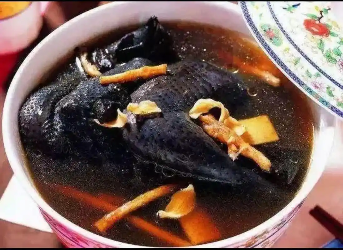 月经不调喝当归田七炖鸡汤调理 【主要材料】 材料:当归,田七,黑豆,怀